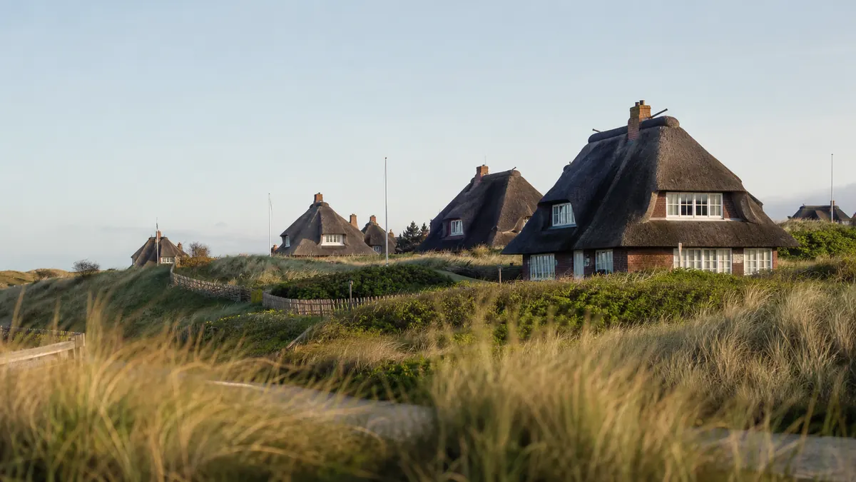 Reetgedeckte Häuser in den Dünen